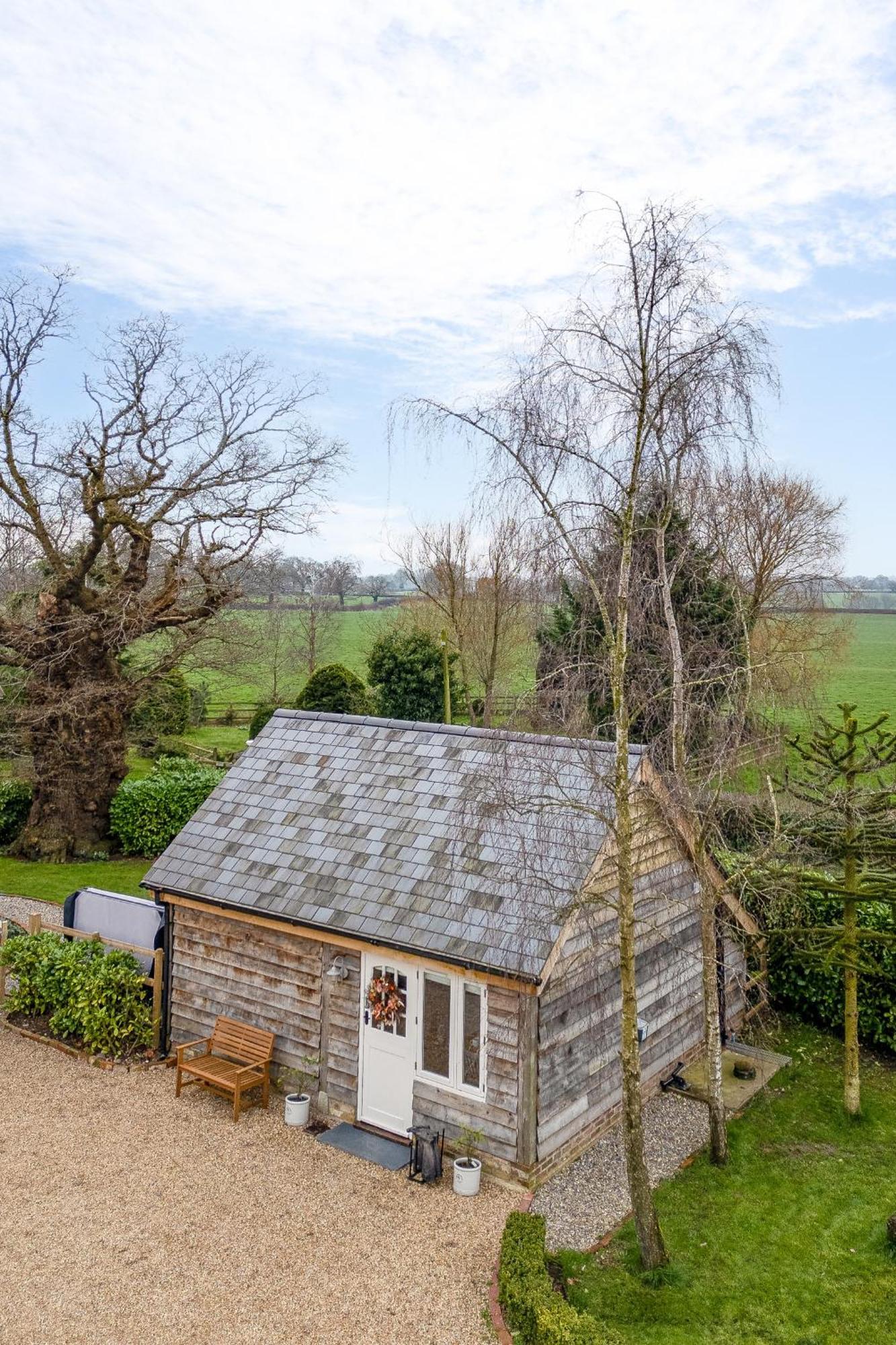 Вилла Oak Tree Hideaway Уитчерч Экстерьер фото