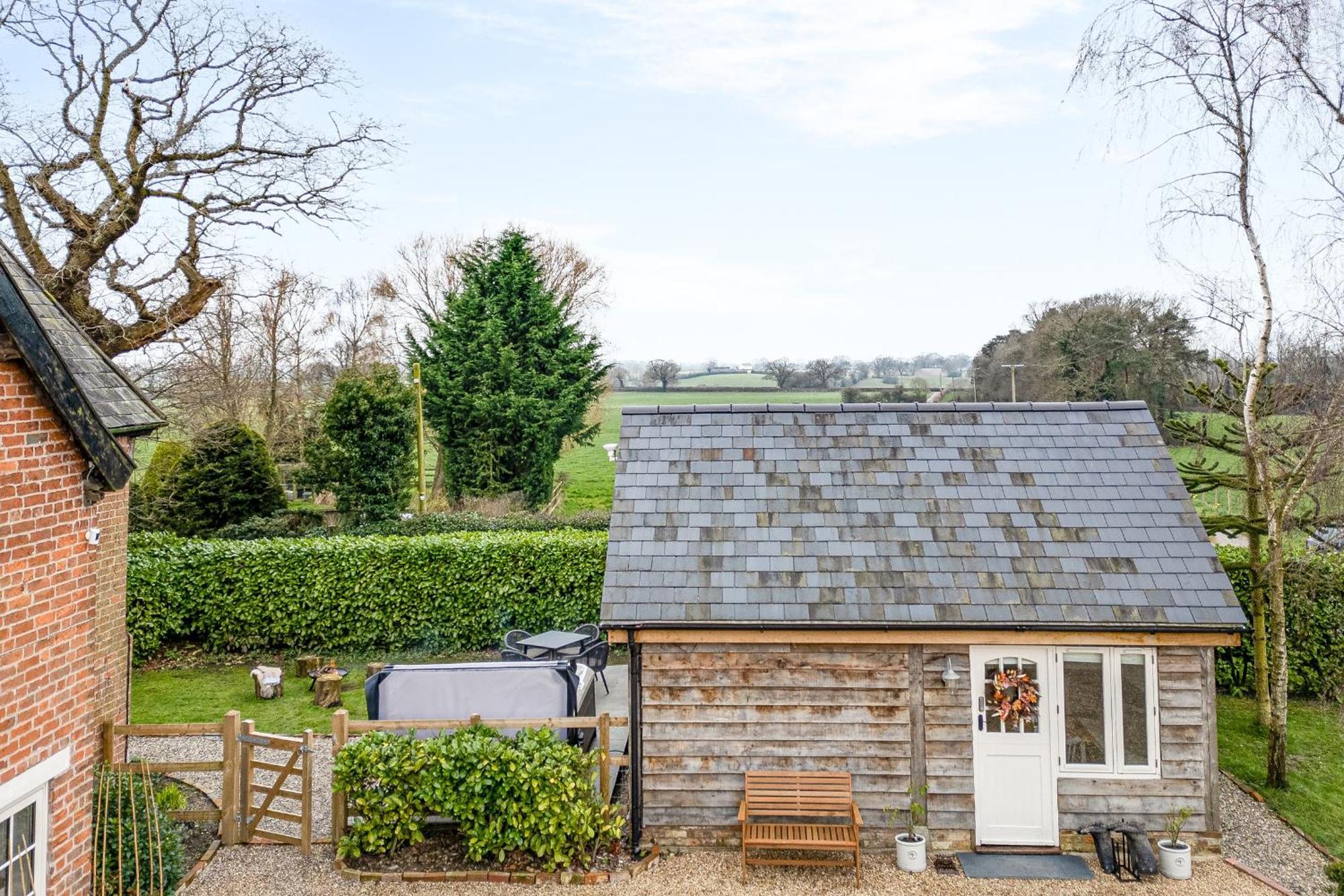 Вилла Oak Tree Hideaway Уитчерч Экстерьер фото