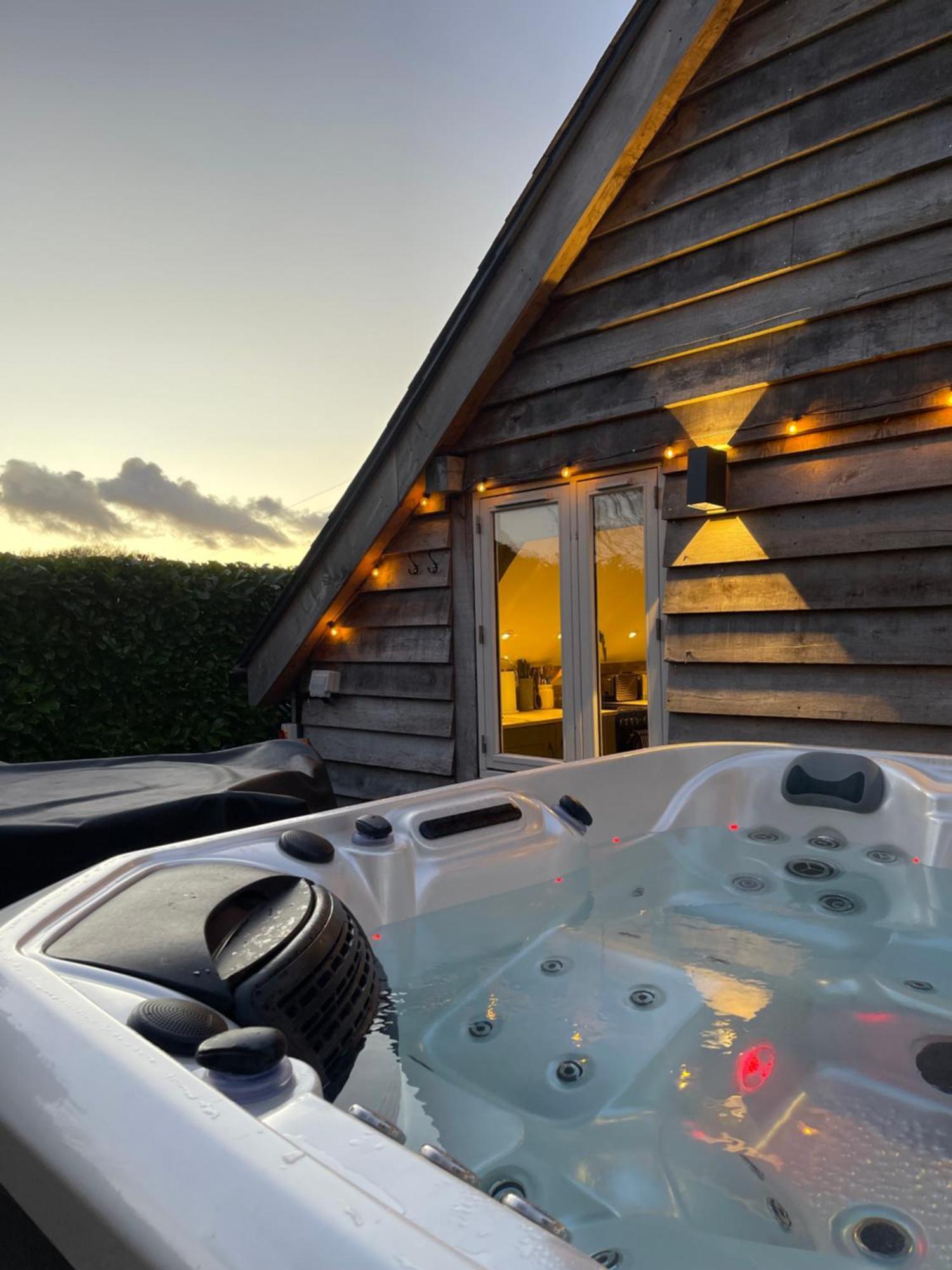 Вилла Oak Tree Hideaway Уитчерч Экстерьер фото